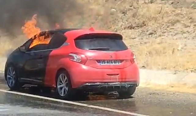 Diyarbakır'da seyir halindeki otomobil alevlere teslim oldu