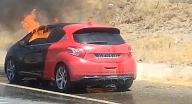 Diyarbakır'da seyir halindeki otomobil alevlere teslim oldu