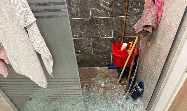 Diyarbakır'da üzerine duş kabini düşen kadın hastanelik oldu