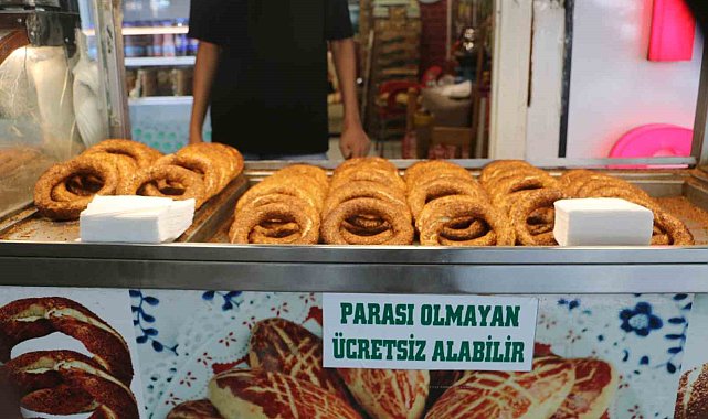 Diyarbakır'ın örnek esnafı: İhtiyaç sahipleri 6 yıldır bu tezgahtan ücretsiz simit ve su alabiliyor