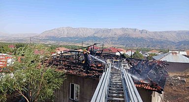 Doğanşehir'de çatı yangını