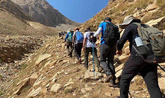 Doğaseverler, Gevaş-Bahçesaray arasında 20 kilometrelik tarihi kervan yolunda yürüdü