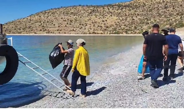 Doğaseverler Van Gölü sahilinde çöp topladı