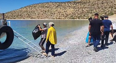 Doğaseverler Van Gölü sahilinde çöp topladı