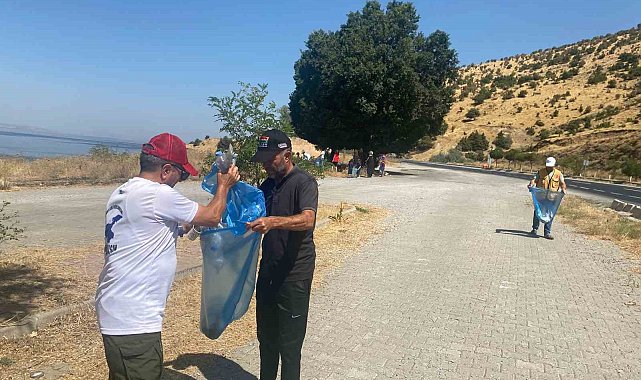 Doğaseverler Van Gölü sahilinde çöp topladı