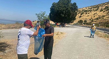 Doğaseverler Van Gölü sahilinde çöp topladı