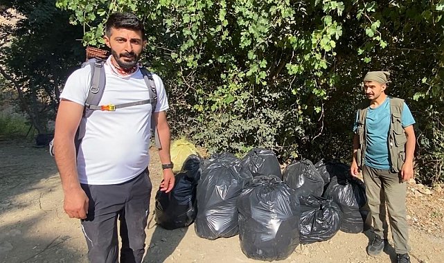Doğaseverlerden piknikçilere tepki: Kaval Şelalesi'nde 13 torba çöp toplandı