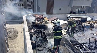 Dörtyol'da binanın çatı katında yangın çıktı