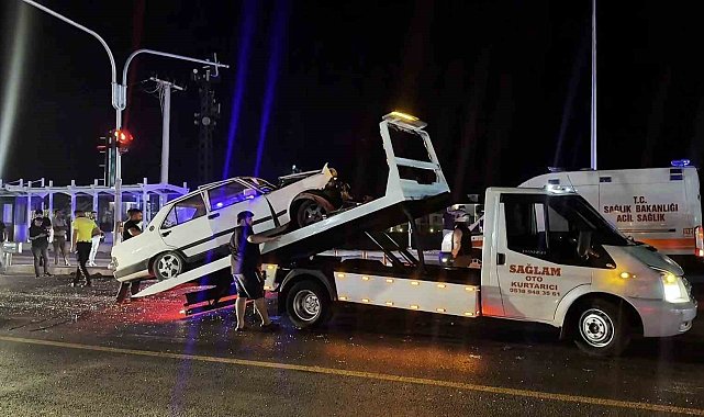 Duble yolda iki otomobil çarpıştı: 1'i ağır, 3 yaralı