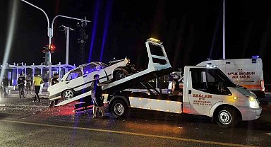 Duble yolda iki otomobil çarpıştı: 1'i ağır, 3 yaralı