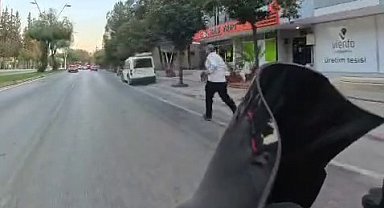 Düğün aracından para almak için metrelerce koştu, kaputa atladı