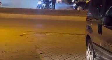 Düğün konvoyunda kırmızı ışığı fırsat bilen motosikletli tozu dumana kattı