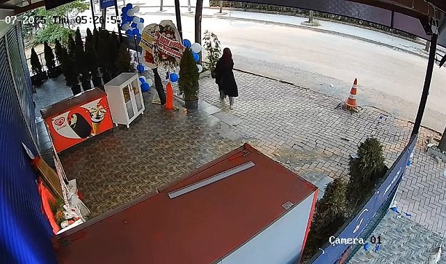 Dükkanın önündeki çiçeği alıp uzaklaşırken kameralara yakalandı