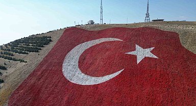 Dünyanın en büyük Türk bayrağı Ahır Dağı'na yapıldı, savaş uçakları selamladı