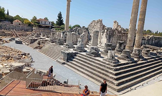 Dünyanın ilk kehanet merkezi Apollon Tapınağı, ziyarete açıldı