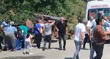 Düzce'de römork devrildi: Çok sayıda yaralı var