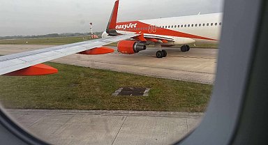 EasyJet'a ait iki yolcu uçağı taksi sırasında çarpıştı