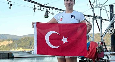 Ege Üniversitesi mezunu milli yüzücü Bengisu Avcı tarihi bir başarıya daha imza attı