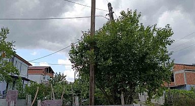Eğik duran elektrik direği düzeltildi