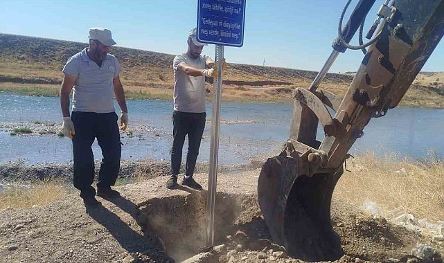 Eğil Belediyesi piknik alanlarının temiz tutulması için 3 dilde uyarı levhaları yerleştirdi