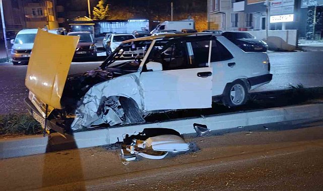 Eğirdir'de alkollü sürücü direğe çarptı: 1 yaralı