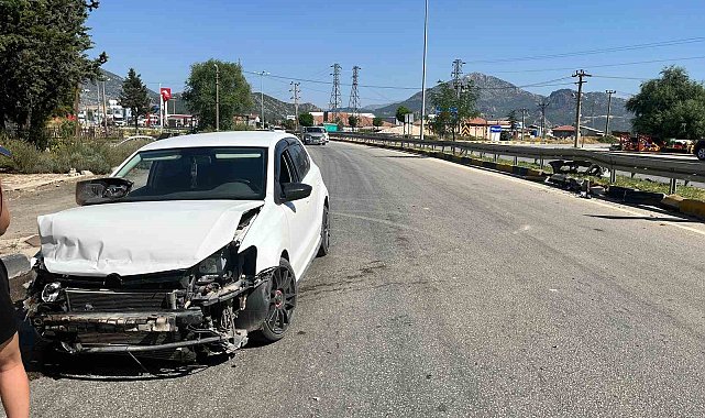 Eğirdir'de virajı alamayan otomobil bariyerlere çarptı: 3 yaralı