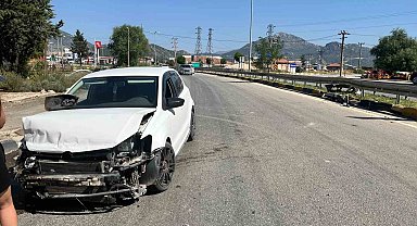 Eğirdir'de virajı alamayan otomobil bariyerlere çarptı: 3 yaralı