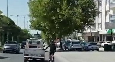 Elazığ'da bisikletlinin tehlikeli yolculuğu