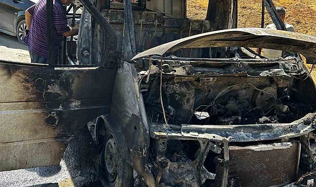 Elazığ'da minibüs küle döndü