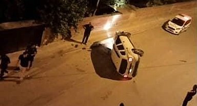 Elazığ'da park halinde araçlara çarpan otomobil devrildi: 1 yaralı