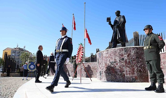 Elazığ'da Zafer Bayramı kutlamaları çelenk sunumu ile başladı