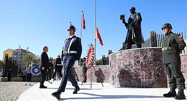 Elazığ'da Zafer Bayramı kutlamaları çelenk sunumu ile başladı