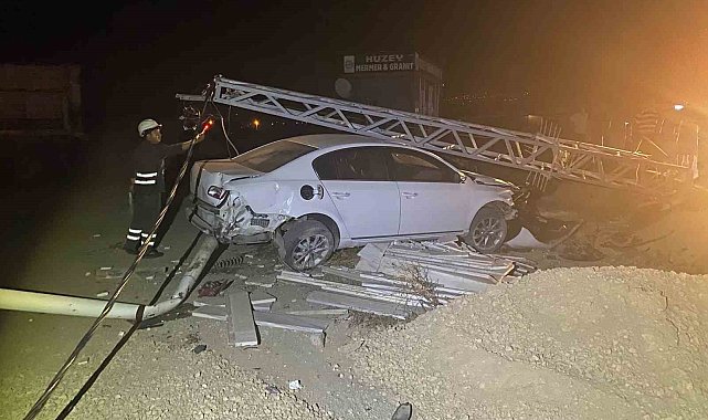 Elektrik direğine çarpan aracın motoru yerinden fırladı