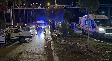 Elektrik direğine çarpan Tofaş hurdaya döndü: 2'si ağır 4 yaralı