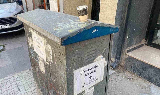 Elektrik panosunun dört bir tarafına asılan uyarılar dikkat çekti