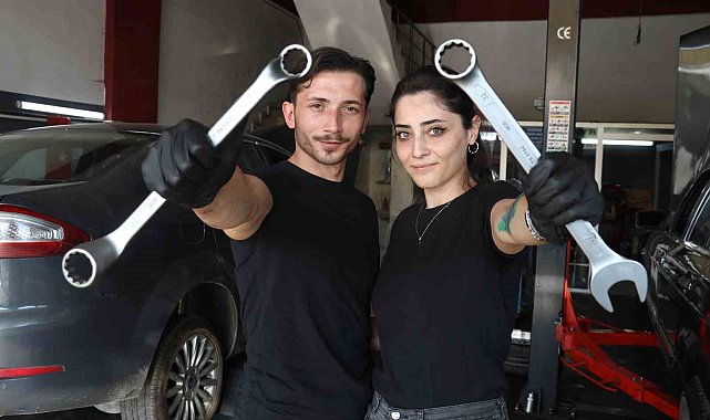 Eleman bulmakta sıkıntı çekti, eşini yanına alıp usta olarak yetiştirdi