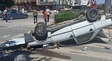 Emniyet kemeri takılı olan sürücü, takla atan araçtan yara almadan kurtuldu