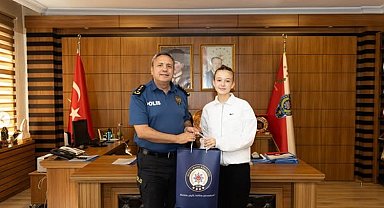 Emniyet Müdürü Yılmaz Taekwondo sporcusu Ebrar Çakır'ı makamında kabul etti