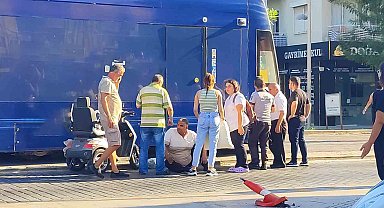 Engelli vatandaş akülü aracıyla tramvaya çarptı