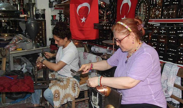 Erkek işi diyenlere inat bakır işleme ustası oldular