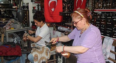 Erkek işi diyenlere inat bakır işleme ustası oldular