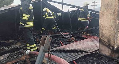 Erzincan'da iki katlı evin çatısı yandı