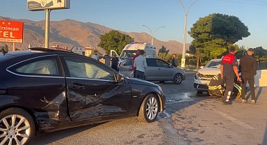 Erzincan'da iki otomobil çarpıştı: 2 yaralı