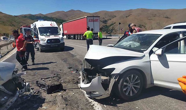 Erzincan'da iki otomobil çarpıştı: 3 kişi öldü, 6 kişi yaralandı