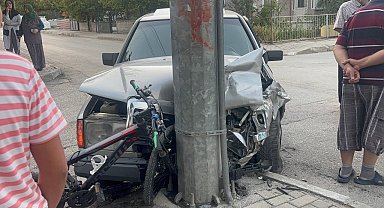 Erzincan'da iki otomobil çarpıştı, yoldan geçen bisikletli çocuk yaralandı