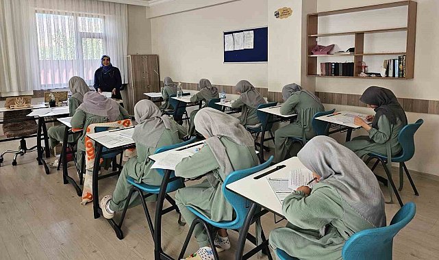 Erzincan'da Kur'an Kursu öğrencilerine yönelik dini bilgiler ve tecvid sınavı yapıldı