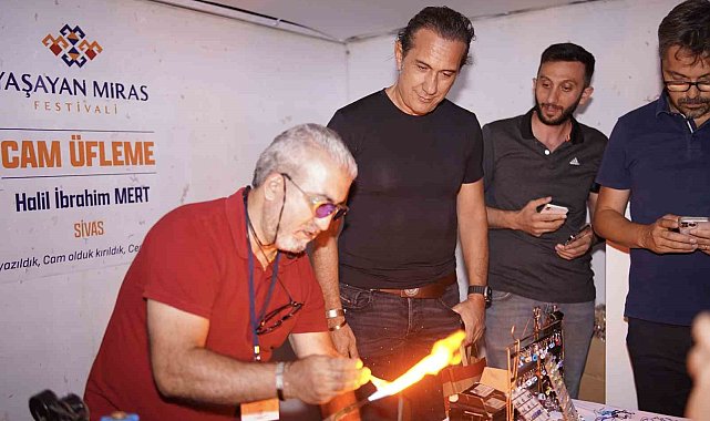Erzincan'da sahne alan Kıraç, konser öncesi Somut Olmayan Kültürel Miras Taşıyıcılarıyla buluştu