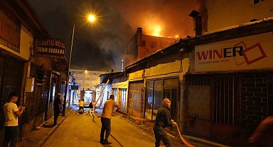 Erzurum'da korkutan yangın: Çok sayıda iş yeri ve bina alevlere teslim oldu