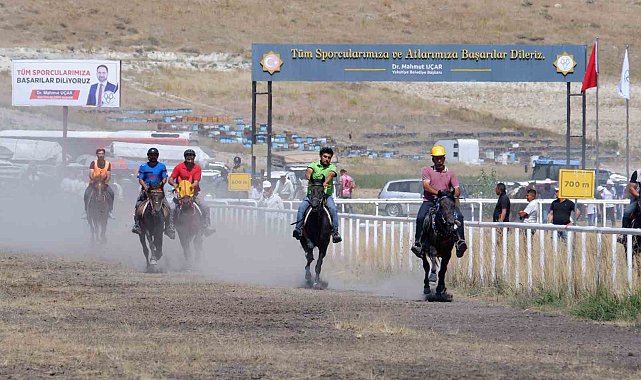 Erzurum'da rahvan at yarışları nefesleri kesti