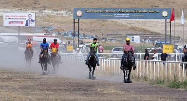 Erzurum'da rahvan at yarışları nefesleri kesti